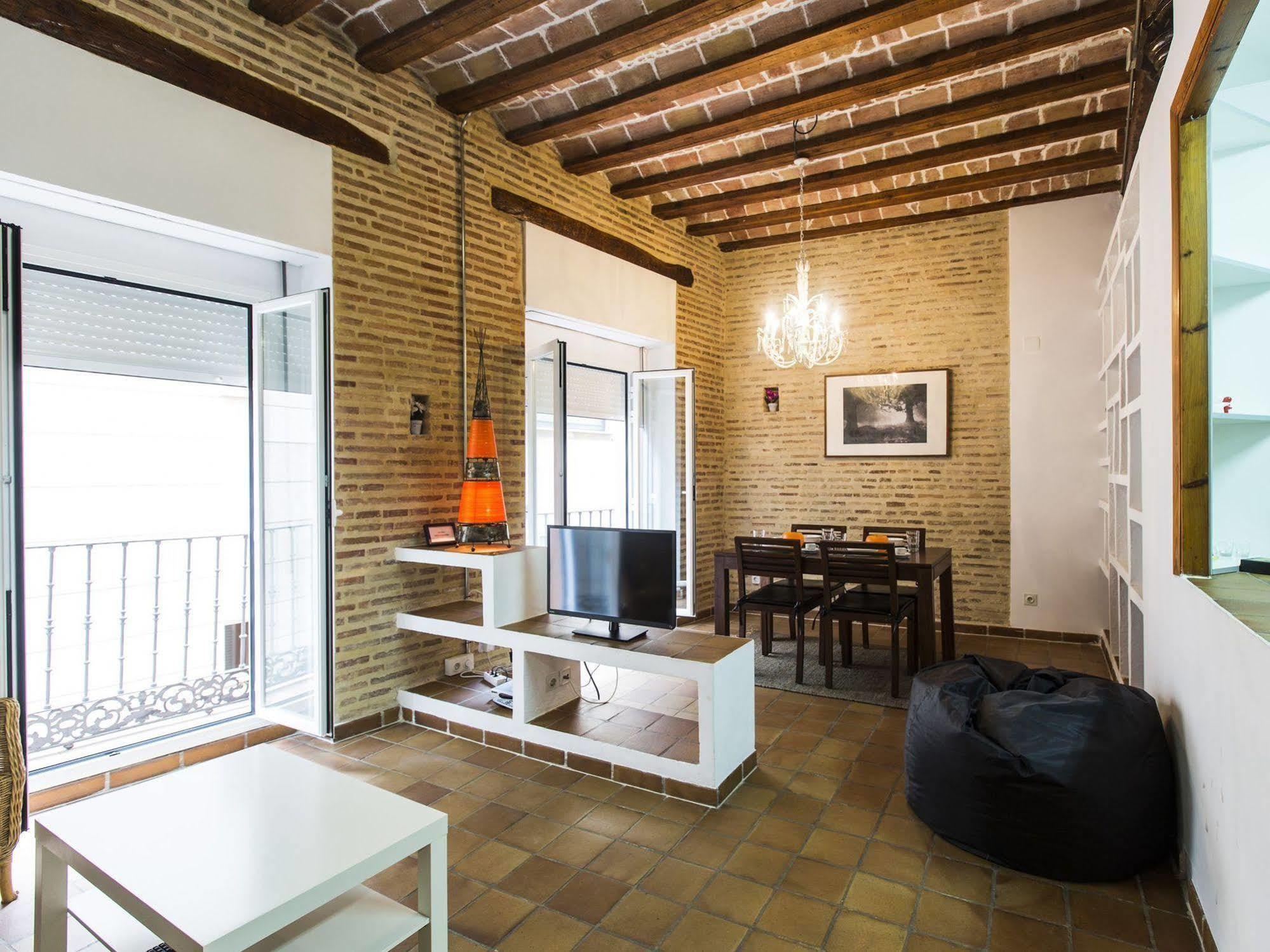 Total Valencia Charming Apartment Bagian luar foto