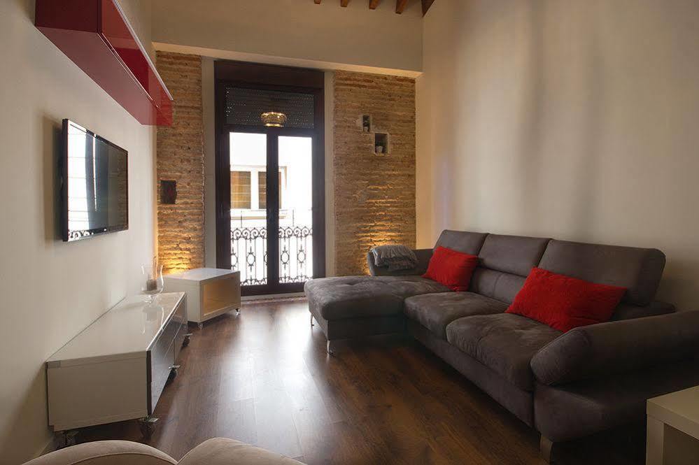 Total Valencia Charming Apartment Bagian luar foto