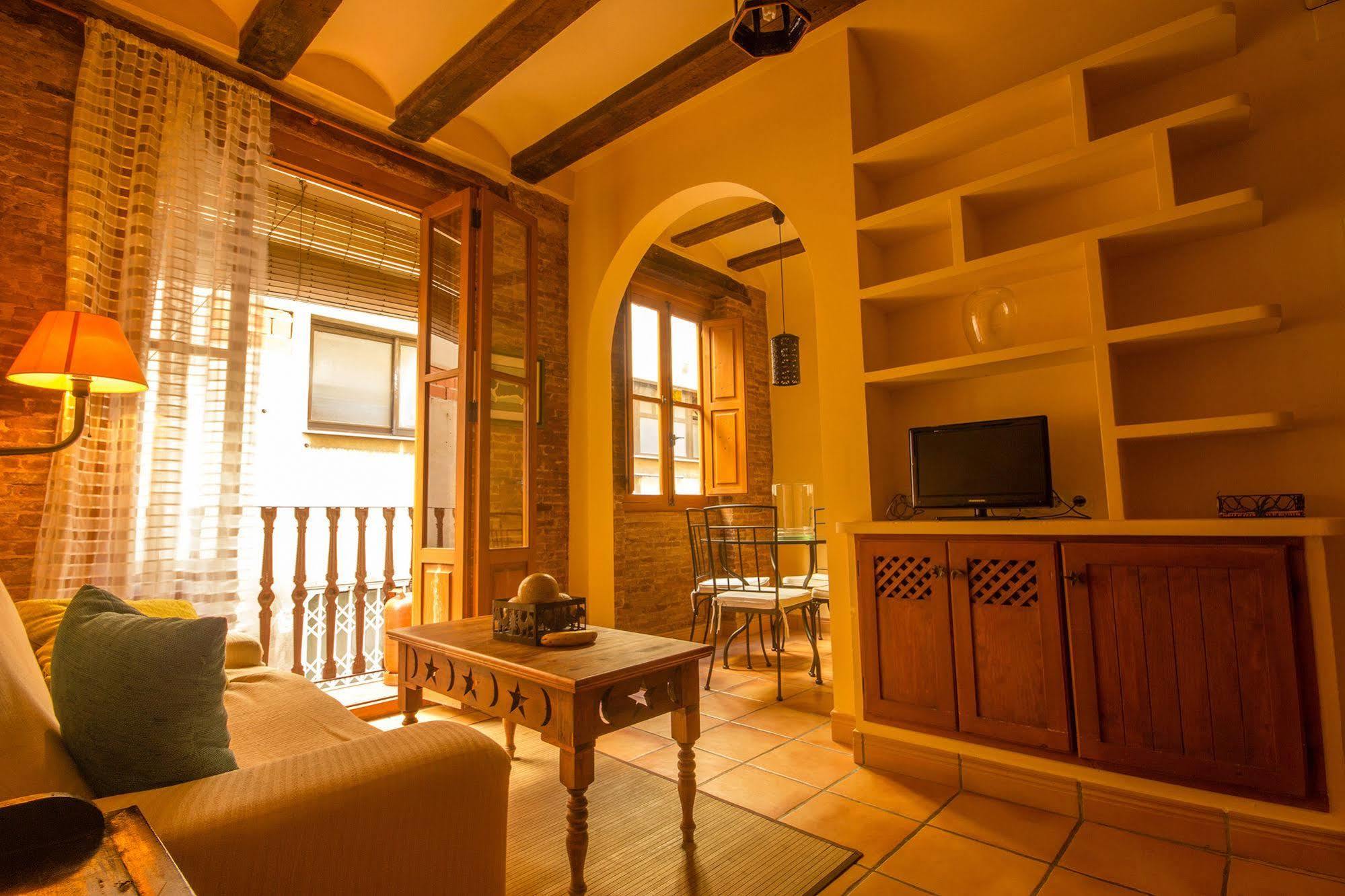 Total Valencia Charming Apartment Bagian luar foto